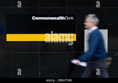 Bildnummer : 55900213 Datum : 06.09.2011 Copyright : imago/Xinhua (110906) -- MELBOURNE, 6 septembre 2011 (Xinhua) -- Un piéton passe devant une succursale de la Commonwealth Bank of Australia à Melbourne, Australie, le 6 septembre 2011. Comme une décision largement attendue, la Reserve Bank of Australia (RBA) décide mardi de laisser les taux d'intérêt officiels en suspens à 4,75 pour cent pour le 10e mois consécutif, compte tenu des conditions économiques volatiles en Europe et aux États-Unis. (Xinhua/Bai Xue) (zwx) AUSTRALIE-MELBOURNE-RBA-TAUX D'INTÉRÊT EN ATTENTE PUBLICATIONxNOTxINxCHN Wirtschaft Banken xjh x0x premiumd 2011 quer Banque D'Images