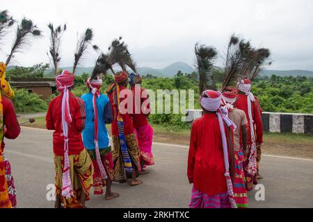 Un groupe de tribus exécutant une danse folklorique traditionnelle dans les collines d'Ajodhya à Purulia, Bengale occidental Banque D'Images