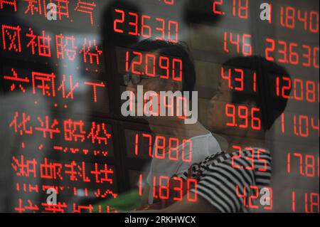 Bildnummer : 55906662 Datum : 07.09.2011 Copyright : imago/Xinhua (110907) -- HANGZHOU, 7 septembre 2011 (Xinhua) -- la photo prise le 7 septembre 2011 montre un tableau électrique affichant des indices boursiers dans une agence de valeurs mobilières à Hangzhou, capitale de la province du Zhejiang de l'est de la Chine. Les actions chinoises ont clôturé en hausse mercredi avec l'indice Shanghai composite en hausse de 1,84 %, soit 45,57 points, pour terminer à 2 516,09 points. L'indice Shenzhen Component a gagné 2,16 %, soit 232,75 points, pour finir à 11 011,18 points. (Xinhua/Huang Zongzhi) (lfj) CHINA-MARKET-CLOSE HIGHER (CN) PUBLICATIONxNOTxIN Banque D'Images