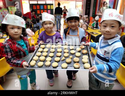 Bildnummer : 55909273 Datum : 07.09.2011 Copyright : imago/Xinhua (110907) -- YUNCHENG, 7 septembre 2011 (Xinhua) -- des enfants d'une maternelle montrent les gâteaux de lune qu'ils ont faits dans la ville de Yuncheng, province du Shanxi, dans le nord de la Chine, 7 septembre 2011. Alors que le festival de la mi-automne approche, les enfants ont fait des gâteaux de lune pour découvrir la culture traditionnelle chinoise. (Xinhua/Xue Jun) (zgp) #CHINA-SHANXI-YUNCHENG-CHILDREN-MOONCAKE (CN) PUBLICATIONxNOTxINxCHN Gesellschaft Mondkuchen backen Zubereitung Kind Kind Kind Kindergarten x0x xtm 2011 quer 55909273 Date 07 09 2011 Copyright Imago XINHUA Yuncheng sept 7 2011 XINHU Banque D'Images