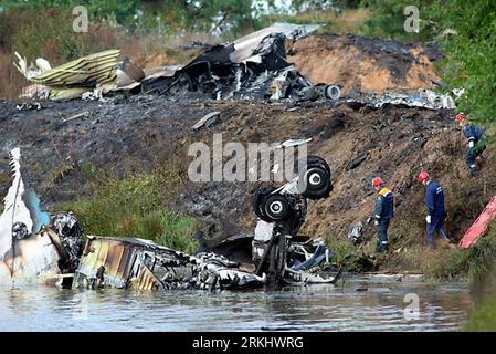 Bildnummer : 55911304 Datum : 07.09.2011 Copyright : imago/Xinhua (110908) -- MOSCOU, 8 septembre 2011 (Xinhua) -- photo fournie par le site Web du ministère russe des situations d'urgence le 7 septembre 2011 montre le site où un avion s'est écrasé près de la ville centrale de la Russie de Yaroslavl. Un avion de passagers YAK-42 transportant 45 passagers s'est écrasé mercredi après avoir décollé près de la ville centrale russe de Yaroslavl, tuant au moins 43 à bord, a déclaré le ministère des situations d'urgence - l'une des victimes est le joueur allemand de hockey sur glace Robert Dietrich. (Xinhua) (hdt) RUSSIA-PLANE-CRASH PUBLICATIONxNOTxINxCHN Gesellschaft Flugz Banque D'Images