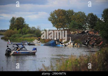 Bildnummer : 55911299 Datum : 07.09.2011 Copyright : imago/Xinhua (110908) -- MOSCOU, 8 septembre 2011 (Xinhua) -- photo fournie par le site Web du ministère russe des situations d'urgence le 7 septembre 2011 montre le site où un avion s'est écrasé près de la ville centrale de la Russie de Yaroslavl. Un avion de passagers YAK-42 transportant 45 passagers s'est écrasé mercredi après avoir décollé près de la ville centrale russe de Yaroslavl, tuant au moins 43 à bord, a déclaré le ministère des situations d'urgence - l'une des victimes est le joueur allemand de hockey sur glace Robert Dietrich. (Xinhua) (hdt) RUSSIA-PLANE-CRASH PUBLICATIONxNOTxINxCHN Gesellschaft Flugz Banque D'Images