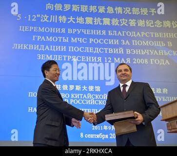 Bildnummer : 55923614 Datum : 08.09.2011 Copyright : imago/Xinhua (110908) -- MOSCOU, 8 septembre 2011 (Xinhua) -- Zhong Mian(L), vice-gouverneur de la province du Sichuan, serre la main de Vladimir Puchkov, vice-ministre du ministère russe des situations d'urgence lors d'une cérémonie de remise des prix à l'ambassade de Chine en Russie à Moskow, capitale de la Russie, 8 septembre 2011.le gouvernement provincial du Sichuan a décerné au ministère russe des situations d'urgence une médaille pour leur grande aide après le tremblement de terre de Wenchuan en 2008 dans la province du Sichuan du sud-ouest de la Chine. (Xinhua/Jiang Kehong) (yh) RUSSIE-MOSCOU-ATTRIBUTION DU CEREMO Banque D'Images