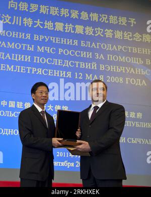 Bildnummer : 55923613 Datum : 08.09.2011 Copyright : imago/Xinhua (110908) -- MOSCOU, 8 septembre 2011 (Xinhua) -- Zhong Mian(L), vice-gouverneur de la province du Sichuan, et Vladimir Puchkov, vice-ministre du ministère russe des situations d'urgence posent pour les photographes lors d'une cérémonie de remise des prix à l'ambassade de Chine en Russie à Moskow, capitale de la Russie, 8 septembre 2011.le gouvernement provincial du Sichuan a décerné au ministère russe des situations d'urgence une médaille pour leur grande aide après le tremblement de terre de Wenchuan en 2008 dans la province du Sichuan du sud-ouest de la Chine. (Xinhua/Jiang Kehong) (yh) RUSSIE-MOSCOU-AWARDI Banque D'Images