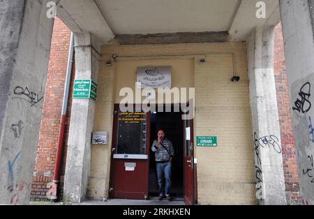 Bildnummer : 55926996 Datum : 08.09.2011 Copyright : imago/Xinhua (110908) -- BERLIN, 8 septembre 2011 (Xinhua) -- Un homme fume devant un club culturel islamique où la police vient de fouiller, dans le quartier des mariages de Berlin le 8 septembre 2011. La police locale a dit qu'ils ont arrêté deux suspects dans un complot d'attentat terroriste à la bombe ici jeudi. La police a arrêté un Allemand de 24 ans d'origine libanaise et un palestinien de 28 ans soupçonnés d'avoir posé une bombe en stockant des produits chimiques destinés à la fabrication d'engins explosifs. (Xinhua/Ma Ning) (QS) ALLEMAGNE-BERLIN-TERRORISTE SUSPECT-ARRESTATION PUBLICATIONxNOTxINxCHN Gesells Banque D'Images