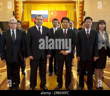 Bildnummer : 55923603 Datum : 08.09.2011 Copyright : imago/Xinhua (110908) -- MOSCOU, 8 septembre 2011 (Xinhua) -- Li hui (Front 3L), ambassadeur chinois en Russie pose pour les photographes aux côtés de Zhong Mian (Front 4L), vice-gouverneur de la province du Sichuan, et Vladimir Puchkov (Front 2L), vice-ministre du ministère russe des situations d'urgence lors d'une cérémonie de remise des prix à l'ambassade de Chine en Russie à Moskow, capitale de la Russie, le 8 septembre 2011. le gouvernement provincial du Sichuan a décerné au ministère russe des situations d'urgence une médaille pour leur grande aide après le tremblement de terre de Wenchuan en 2008 dans le sud-est Banque D'Images