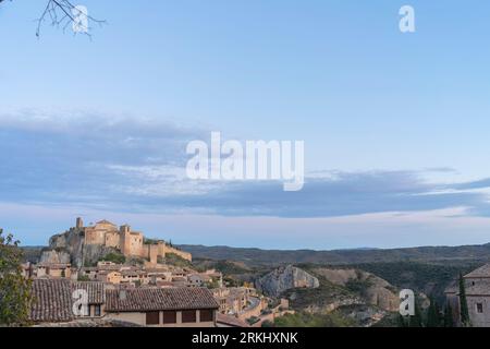 Coucher de soleil magique dans le village médiéval d'Alquezar. Village avec rues et maisons en pierre. Alquezar est l'un des plus beaux villages d'Espagne. Banque D'Images