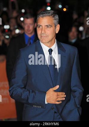 Bildnummer : 55933505 Datum : 09.09.2011 Copyright : imago/Xinhua (110910) -- TORONTO, 10 septembre 2011 (Xinhua) -- l'acteur George Clooney arrive pour la projection des Ides of March au Roy Thomson Hall lors du 36e Festival international du film de Toronto, Canada, le 9 septembre 2011. (Xinhua/Zou Zheng) FESTIVAL INTERNATIONAL DU FILM CANADA-TORONTO PUBLICATIONxNOTxINxCHN People Kultur Entertainment film 36. Filmfestival Filmpremiere Premiere Porträt premiumd xns x0x 2011 hoch 55933505 Date 09 09 2011 Copyright Imago XINHUA Toronto sept 10 2011 l'acteur de XINHUA George Clooney arrive pour le S. Banque D'Images