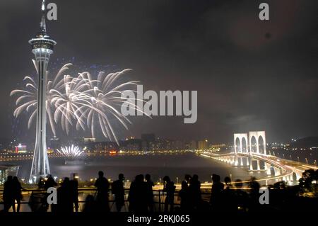 Bildnummer : 55934799 Datum : 10.09.2011 Copyright : imago/Xinhua (110910) -- MACAO, 10 septembre 2011 (Xinhua) -- regardez des feux d'artifice exploser au-dessus de la zone maritime devant la tour de Macao à Macao, dans le sud de la Chine, le 10 septembre 2011. Le 23e Concours International de feux d'artifice de Macao a débuté samedi, avec la participation de dix équipes du pays et de l'étranger. (Xinhua/Cheong Kam Ka)(mcg) CHINA-MACAO-FIREWORKS DISPLAY CONTEST (CN) PUBLICATIONxNOTxINxCHN Gesellschaft Pyrotechnik Feuerwerk xbs x0x 2011 quer 55934799 Date 10 09 2011 Copyright Imago XINHUA Macao sept 10 2011 XINHUA Watch Firework Banque D'Images