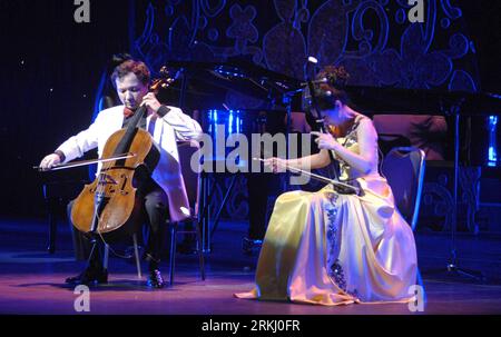 Bildnummer : 55936075 Datum : 11.09.2011 Copyright : imago/Xinhua HONG KONG, 11 septembre 2011 (Xinhua) -- les artistes jouent de la musique lors d'un gala célébrant le prochain Festival de la mi-automne au Centre culturel de Hong Kong à Hong Kong, Chine méridionale, le 11 septembre 2011. Le festival traditionnel de la mi-automne tombe le 12 septembre cette année. (Xinhua/He Jingjia)(mcg) CHINE-HONG KONG-MI-AUTOMNE FESTIVAL-PERFORMANCE (CN) PUBLICATIONxNOTxINxCHN Gesellschaft Kultur Hongkong x0x xtm 2011 quer 55936075 Date 11 09 2011 Copyright Imago XINHUA Hong Kong sept 11 2011 artistes XINHUA jouer de la musique pendant la célébration du gala Banque D'Images