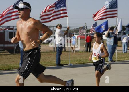 Bildnummer : 55936777 Datum : 11.09.2011 11 Copyright : imago/Xinhua (110911) -- HOUSTON, 11 septembre 2011 (Xinhua) -- les participants prennent part à une course de longue distance à la base aérienne d'Ellington dans l'État du Texas, aux États-Unis, pour commémorer le 10e anniversaire de l'attaque du 9/11 septembre 2011. (Xinhua/Song Qiong) US-HOUSTON-REMEMORATION PUBLICATIONxNOTxINxCHN Gesellschaft Gedenken 9 11 9 11 septembre Jahrestag USA x2x xtm 2011 quer o0 Lauf Rennen 55936777 Date 11 09 2011 Copyright Imago XINHUA Houston sept 11 2011 les participants de XINHUA prennent part à une COURSE longue distance Banque D'Images