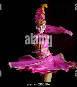 Bildnummer : 55945837 Datum : 12.09.2011 Copyright : imago/Xinhua (110912) -- GUIYANG, 12 septembre 2011 (Xinhua) -- Une danseuse se produit sur scène lors d'un gala pour célébrer le festival traditionnel chinois de la mi-automne à Guiyang, capitale de la province du Guizhou du sud-ouest de la Chine, le 12 septembre 2011. De divers groupes ethniques de Chine de différentes régions, y compris ceux de Hong Kong, Macao et du sud-est de la Chine Taiwan se sont réunis pour célébrer le festival. (Xinhua/Liu Lihang) (cxy) CHINE-GUIZHOU-GUIYANG-FÊTE DE LA MI-AUTOMNE (CN) PUBLICATIONxNOTxINxCHN Gesellschaft Mondfest Fest x2x Banque D'Images