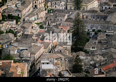 Vue générale du paysage urbain à Modica, Italie. Modica est une ville sicilienne d'origine néolithique. Son centre historique, reconstruit à la suite du tremblement de terre de 1693, est un exemple de l'architecture baroque tardive et a été reconnu comme site du patrimoine mondial de l'UNESCO. Modica est également connue pour la production du chocolat typique. Banque D'Images