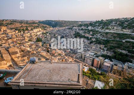 Vue générale du paysage urbain à Modica, Italie. Modica est une ville sicilienne d'origine néolithique. Son centre historique, reconstruit à la suite du tremblement de terre de 1693, est un exemple de l'architecture baroque tardive et a été reconnu comme site du patrimoine mondial de l'UNESCO. Modica est également connue pour la production du chocolat typique. Banque D'Images