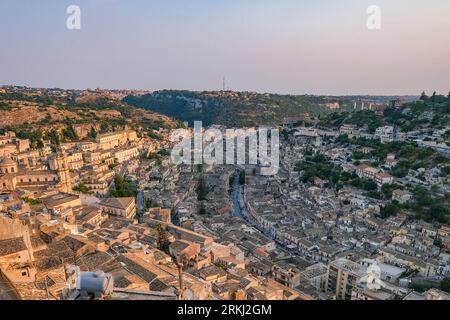 Vue générale du paysage urbain à Modica, Italie. Modica est une ville sicilienne d'origine néolithique. Son centre historique, reconstruit à la suite du tremblement de terre de 1693, est un exemple de l'architecture baroque tardive et a été reconnu comme site du patrimoine mondial de l'UNESCO. Modica est également connue pour la production du chocolat typique. Banque D'Images