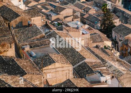 Vue générale du paysage urbain à Modica, Italie. Modica est une ville sicilienne d'origine néolithique. Son centre historique, reconstruit à la suite du tremblement de terre de 1693, est un exemple de l'architecture baroque tardive et a été reconnu comme site du patrimoine mondial de l'UNESCO. Modica est également connue pour la production du chocolat typique. Banque D'Images