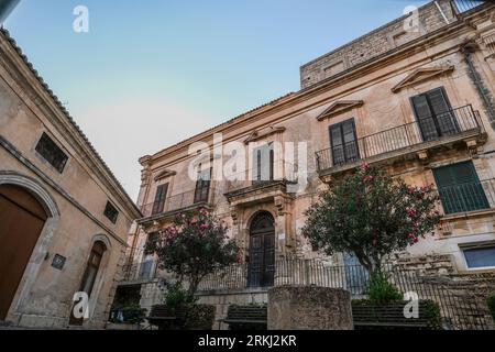 Vue générale du paysage urbain à Modica, Italie. Modica est une ville sicilienne d'origine néolithique. Son centre historique, reconstruit à la suite du tremblement de terre de 1693, est un exemple de l'architecture baroque tardive et a été reconnu comme site du patrimoine mondial de l'UNESCO. Modica est également connue pour la production du chocolat typique. Banque D'Images