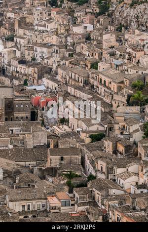 Vue générale du paysage urbain à Modica, Italie. Modica est une ville sicilienne d'origine néolithique. Son centre historique, reconstruit à la suite du tremblement de terre de 1693, est un exemple de l'architecture baroque tardive et a été reconnu comme site du patrimoine mondial de l'UNESCO. Modica est également connue pour la production du chocolat typique. Banque D'Images