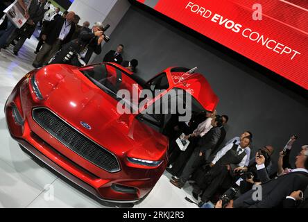 Bildnummer : 55961028 Datum : 13.09.2011 Copyright : imago/Xinhua (110914) -- FRANCFORT, 14 septembre 2011 (Xinhua) -- des journalistes essaient un concept car Ford EVOS au salon international de l'automobile (IAA) à Francfort, Allemagne, le 13 septembre 2011. Le plus grand salon de l auto au monde se déroulera jusqu au 25 septembre. (Xinhua/Ma Ning) (msq) ALLEMAGNE-FRANKFURT-AUTO SHOW-IAA PUBLICATIONxNOTxINxCHN Wirtschaft IAA internationale Automobilausstellung Auto Messe Automobilwirtschaft x0x xtm 2011 quer premiumd 55961028 Date 13 09 2011 Copyright Imago XINHUA Francfort sept 14 2011 journalistes XINHUA essayer une Ford Evos concept car AU Banque D'Images