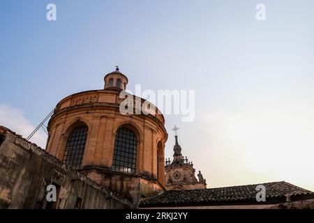 Vue générale du paysage urbain à Modica, Italie. Modica est une ville sicilienne d'origine néolithique. Son centre historique, reconstruit à la suite du tremblement de terre de 1693, est un exemple de l'architecture baroque tardive et a été reconnu comme site du patrimoine mondial de l'UNESCO. Modica est également connue pour la production du chocolat typique. Banque D'Images