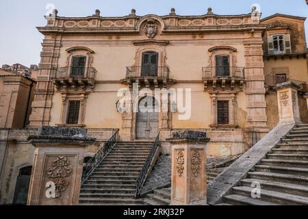 Vue générale du paysage urbain à Modica, Italie. Modica est une ville sicilienne d'origine néolithique. Son centre historique, reconstruit à la suite du tremblement de terre de 1693, est un exemple de l'architecture baroque tardive et a été reconnu comme site du patrimoine mondial de l'UNESCO. Modica est également connue pour la production du chocolat typique. Banque D'Images