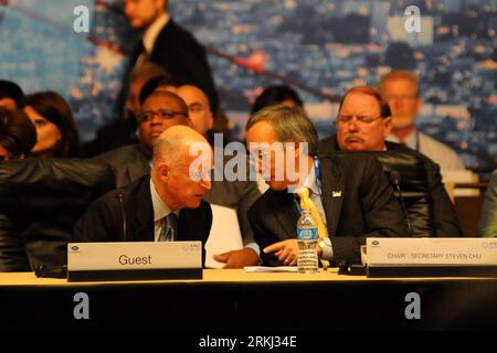 Bildnummer : 55963368 Datum : 13.09.2011 Copyright : imago/Xinhua (110914) -- SAN FRANCISCO, 14 septembre 2011 (Xinhua) -- le secrétaire américain à l'énergie Steven Chu (R front) s'entretient avec le gouverneur de Californie Jerry Brown lors de la Conférence ministérielle sur les transports et l'énergie, qui fait partie de la troisième réunion des hauts fonctionnaires de la Conférence économique Asie-Pacifique (APEC) et des réunions connexes (SOM 3), à San Francisco, aux États-Unis, le 13 septembre 2011. Les délégués des 21 économies membres se sont réunis ici mardi pour des consultations en préparation de la réunion des dirigeants économiques de l'APEC prévue à Ho Banque D'Images