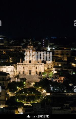 Vue générale du paysage urbain à Modica, Italie. Modica est une ville sicilienne d'origine néolithique. Son centre historique, reconstruit à la suite du tremblement de terre de 1693, est un exemple de l'architecture baroque tardive et a été reconnu comme site du patrimoine mondial de l'UNESCO. Modica est également connue pour la production du chocolat typique. Banque D'Images