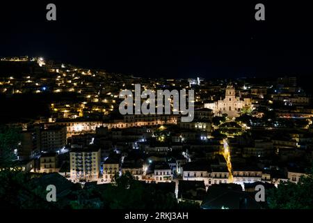 Vue générale du paysage urbain à Modica, Italie. Modica est une ville sicilienne d'origine néolithique. Son centre historique, reconstruit à la suite du tremblement de terre de 1693, est un exemple de l'architecture baroque tardive et a été reconnu comme site du patrimoine mondial de l'UNESCO. Modica est également connue pour la production du chocolat typique. Banque D'Images