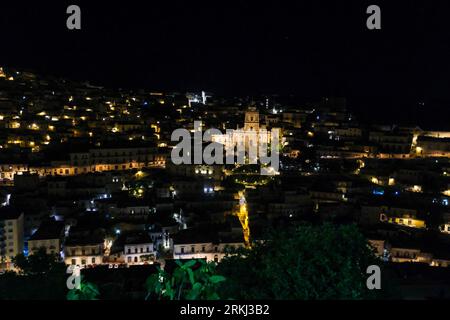 Vue générale du paysage urbain à Modica, Italie. Modica est une ville sicilienne d'origine néolithique. Son centre historique, reconstruit à la suite du tremblement de terre de 1693, est un exemple de l'architecture baroque tardive et a été reconnu comme site du patrimoine mondial de l'UNESCO. Modica est également connue pour la production du chocolat typique. Banque D'Images