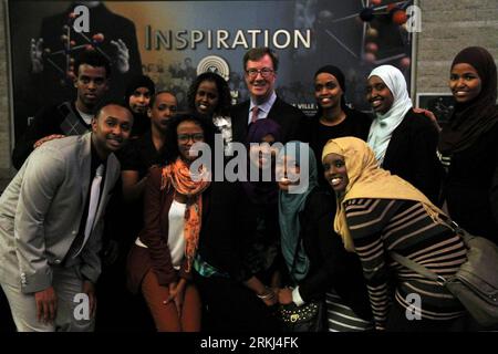 Bildnummer : 55981945 Datum : 14.09.2011 Copyright : imago/Xinhua (110915) --OTTAWA, le 15 septembre 2011 (Xinhua) -- Jim Watson, maire d'Ottawa, pose pour une photo avec des invités lors d'une collecte de fonds tenue à l'hôtel de ville d'Ottawa, Ontario, Canada, le 14 septembre 2011, pour soutenir les victimes de la famine en Afrique de l'est. 35 000 dollars canadiens ont été recueillis, plus le même montant jumelé par le gouvernement fédéral lors de l'événement. Le 16 septembre est le dernier jour du programme d aide de contrepartie des dons du gouvernement fédéral qui a débuté le 6 juillet et qui a permis jusqu à présent de recueillir environ 35,8 millions de dollars canadiens. (Xinhua/Zhang D Banque D'Images