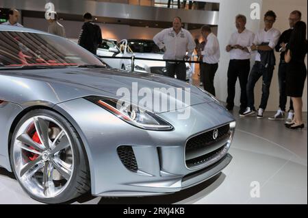 Bildnummer : 55981980 Datum : 15.09.2011 Copyright : imago/Xinhua (110915) -- FRANCFORT, 15 septembre 2011 (Xinhua) -- Regardez une voiture Jaguar C-X16 au salon international de Francfort IAA (internationale Automobil-Ausstellung) à Francfort, Allemagne occidentale, le 15 septembre 2011. Le plus grand salon automobile du monde, l IAA, se déroulera du 15 au 25 septembre 2011. (Xinhua/Ma Ning) ALLEMAGNE-FRANCFORT-SALON DE L'AUTO PUBLICATIONxNOTxINxCHN Wirtschaft Automobilwirtschaft Auto Messe Automobilmesse 64. Internationale Automobilausstellung x2x xtm 2011 quer o0 x 16 55981980 Date 15 09 2011 Copyright Imago XINHUA Banque D'Images