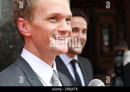 Bildnummer : 55985733 Datum : 15.09.2011 Copyright : imago/Xinhua (110916) -- LOS ANGELES, 16 septembre 2011 (Xinhua) -- l'acteur Neil Patrick Harris s'adresse aux médias lors de la cérémonie lui rendant hommage avec une étoile sur le Hollywood Walk of Fame à Los Angeles, aux États-Unis, le 15 septembre 2011. Harris, jouant des rôles principaux dans le film Schtroumpfs et l'émission de télévision How I met Your Mother , a été honoré avec la 2 488e étoile sur le Walk of Fame jeudi. (Xinhua/Xue Xianjian) (yh) US-LOS ANGELES-HOLLYWOOD-NEIL PATRICK HARRIS PUBLICATIONxNOTxINxCHN People Entertainment Stern Porträt premiumd xns x0x 201 Banque D'Images