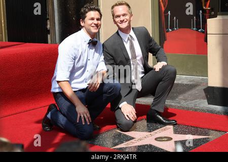 Bildnummer : 55985729 Datum : 15.09.2011 Copyright : imago/Xinhua (110916) -- LOS ANGELES, 16 septembre 2011 (Xinhua) -- l'acteur Neil Patrick Harris (à droite) pose pour des photos avec son partenaire David Burtka lors de la cérémonie lui rendant hommage avec une étoile sur le Hollywood Walk of Fame à Los Angeles, aux États-Unis, le 15 septembre 2011. Harris, jouant des rôles principaux dans le film Schtroumpfs et l'émission de télévision How I met Your Mother , a été honoré avec la 2 488e étoile sur le Walk of Fame jeudi. (Xinhua/Xue Xianjian) (yh) US-LOS ANGELES-HOLLYWOOD-NEIL PATRICK HARRIS PUBLICATIONxNOTxINxCHN People Entertainment Ste Banque D'Images