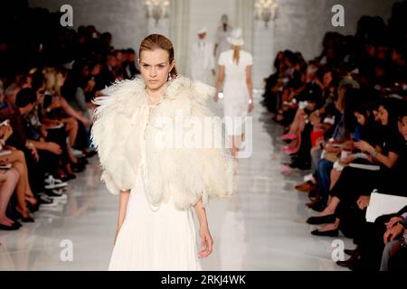 (110915) -- NEW YORK, 15 septembre 2011 (Xinhua) -- Un mannequin présente une création au salon Ralph Lauren lors de la Fashion week Mercedes-Benz du printemps 2012 à New York, aux États-Unis, le 15 septembre 2011. (Xinhua/Wu Jingdan) (CORRECTION)US-NEW YORK-FASHION WEEK-RALPH LAUREN PUBLICATIONxNOTxINxCHN Banque D'Images