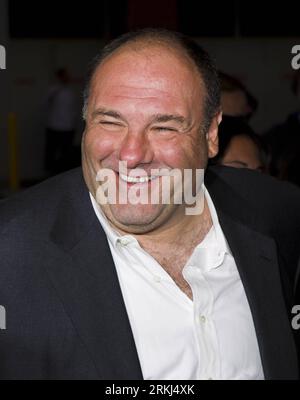 Bildnummer : 55985738 Datum : 15.09.2011 Copyright : imago/Xinhua (110916) -- TORONTO, 16 septembre 2011 (Xinhua) -- l'acteur James Gandolfini arrive au théâtre Elgin pour la projection du film Violet & Daisy lors du 36e Festival international du film de Toronto à Toronto, Canada, le 15 septembre 2011. (Xinhua/Zou Zheng) (yh) CANADA-TORONTO-FILM FESTIVAL-VIOLET & DAISY PUBLICATIONxNOTxINxCHN People Kultur Entertainment Filmfestival 36 Premiere Filmpremiere Porträt premiumd xns x0x 2011 hoch 55985738 Date 15 09 2011 Copyright Imago XINHUA Toronto sept 16 2011 l'acteur XINHUA James Gandolfini arrive Banque D'Images