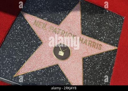 Bildnummer : 55985731 Datum : 15.09.2011 Copyright : imago/Xinhua (110916) -- LOS ANGELES, 16 septembre 2011 (Xinhua) -- l'acteur Neil Patrick Harris a été vu sur le Hollywood Walk of Fame à Los Angeles, aux États-Unis, le 15 septembre 2011. Harris, jouant des rôles principaux dans le film Schtroumpfs et l'émission de télévision How I met Your Mother , a été honoré avec la 2 488e étoile sur le Walk of Fame jeudi. (Xinhua/Xue Xianjian) (yh) US-LOS ANGELES-HOLLYWOOD-NEIL PATRICK HARRIS PUBLICATIONxNOTxINxCHN People Entertainment Stern Objekte premiumd xns x0x 2011 quer 55985731 Date 15 09 2011 Copyright Imago Banque D'Images