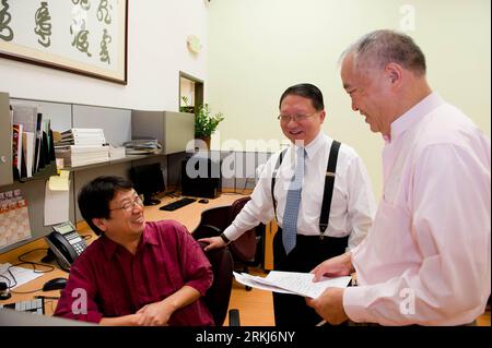 Bildnummer : 56013295 Datum : 18.09.2011 Copyright : imago/Xinhua (110918) -- LOS ANGELES, 18 septembre 2011 (Xinhua) -- su Yantao (2e R), président d'EDI Media Inc., travaille avec ses collègues à Los Angeles, États-Unis, 3 septembre 2011. Sino-américain su Yantao a fondé la première station de radiodiffusion bilingue chinois-anglais à Los Angeles et s'est progressivement étendue à 15 villes aux États-Unis et a attiré un grand nombre d'auditeurs. (Xinhua/Yang Lei)(axy) U.S.-LOS ANGELES-CHINESE-ENGLISH-RADIO PUBLICATIONxNOTxINxCHN People Wirtschaft xda x0x 2011 quer 56013295 Date 18 09 2011 Copyrig Banque D'Images