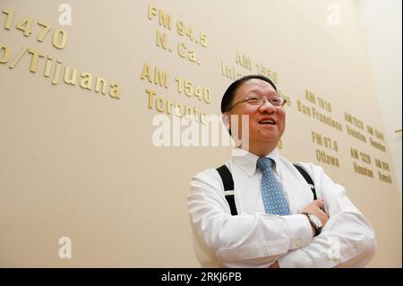 Bildnummer : 56013296 Datum : 18.09.2011 Copyright : imago/Xinhua (110918) -- LOS ANGELES, 18 septembre 2011 (Xinhua) -- su Yantao, président d'EDI Media Inc., se tient devant un mur gravé avec des chaînes de radio dans différentes villes de son entreprise à Los Angeles, États-Unis, 3 septembre 2011. Sino-américain su Yantao a fondé la première station de radiodiffusion bilingue chinois-anglais à Los Angeles et s'est progressivement étendue à 15 villes aux États-Unis et a attiré un grand nombre d'auditeurs. (Xinhua/Yang Lei)(axy) U.S.-LOS ANGELES-CHINESE-ENGLISH-RADIO PUBLICATIONxNOTxINxCHN People Wirtschaf Banque D'Images