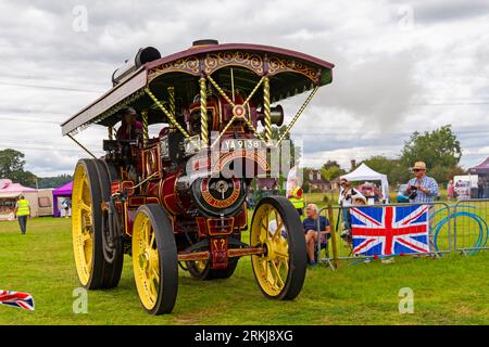 Fordingbridge, Hampshire Royaume-Uni. 25 août 2023. Le tout premier Steam & Vintage Fest a lieu à Fordingbridge Hampshire, le premier jour de l'événement de 3 jours, qui a eu lieu alors que le Great Dorset Steam Fair n'avait pas lieu cette année. Rallye à vapeur de Fordingbridge. Un mélange de machines à vapeur, de véhicules anciens, d'animaux et bien plus encore, ainsi que des stands commerciaux et de la musique en soirée offrent des divertissements tandis que les visiteurs affluent pour profiter du festival. 1924 Burrell Showman's Road Locomotive YA9138. Crédit : Carolyn Jenkins/Alamy Live News Banque D'Images
