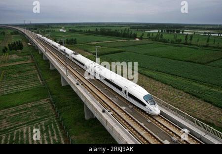 Bildnummer : 56056701 Datum : 01.08.2008 Copyright : imago/Xinhua (110921) -- BEIJING, 21 septembre 2011 (Xinhua) -- une photo prise le 1 août 2008 montre un train à grande vitesse qui traverse le pont Yangcun de la ligne express Beijing-Tianjin dans la municipalité de Tianjin du nord de la Chine. PUBLICATIONxNOTxINxCHN Gesellschaft Bahn Verkehr x2x xst 2008 quer o0 Hochgeschwindigkeitszug 56056701 Date 01 08 2008 Copyright Imago XINHUA Beijing sept 21 2011 fichier XINHUA photo prise LE 1 2008 août montre un train à balles qui traverse le pont de la ligne maritime de Pékin Tianjin dans la municipalité de Tianjin du nord de la Chine S Banque D'Images