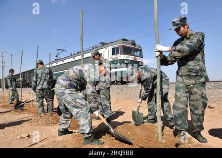 Bildnummer : 56056699 Datum : 12.04.2010 Copyright : imago/Xinhua (110921) -- BEIJING, 21 septembre 2011 (Xinhua) -- une photo prise le 12 avril 2010 montre des soldats plantant un arbre le long d'une section du chemin de fer Baotou-Lanzhou dans la région autonome hui de Ningxia, au nord-ouest de la Chine. PUBLICATIONxNOTxINxCHN Gesellschaft Bahn Verkehr x2x xst 2010 quer o0 Bäume pflanzen Militär Soldat 56056699 Date 12 04 2010 Copyright Imago XINHUA Beijing sept 21 2011 fichier XINHUA photo prise LE 12 2010 avril montre des soldats plantant un arbre le long d'une section du chemin de fer Baotou Lanzhou dans le nord-ouest de la Chine S Ningxia hui Autonomo Banque D'Images