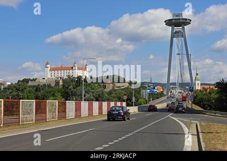 Bratislava, Slovaquie - 10 juillet 2015 : célèbre pont SNP avec restaurant UFO au sommet du pylône dans la capitale Journée d'été. Banque D'Images