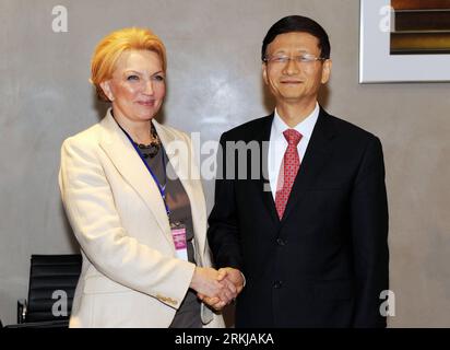 Bildnummer : 56070976 Datum : 22.09.2011 Copyright : imago/Xinhua (110922) -- EKATERINBOURG, 22 septembre 2011 (Xinhua) -- Meng Jianzhu (à droite), conseiller d'État chinois et ministre de la sécurité publique, rencontre la secrétaire du Conseil de sécurité nationale et de défense de l'Ukraine, Raisa Bogatyryova, lors de la deuxième réunion internationale des représentants de haut rang chargés des affaires de sécurité à Ekaterinbourg, en Russie, le 21 septembre 2011. (Xinhua/Li Yong) (djj) RUSSIE-YEKATERINBOURG-CHINE-MENG JIANZHU-MEETING PUBLICATIONxNOTxINxCHN People Politik x0x xst 2011 quer 56070976 Date 22 09 2011 Copyright Imago X Banque D'Images