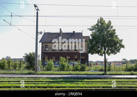 23 août 2023, Saxe, Leipzig : une maison solitaire se trouve sur le site d'environ 25 hectares de l'ancienne gare Eutritzscher Freiladebahnhof à proximité immédiate du centre-ville de Leipzig. Un nouveau quartier avec environ 2 400 unités résidentielles prévues, plus de 100 000 mètres carrés d'espace commercial et un parc public attrayant est prévu pour la friche. En outre, une école et un campus sportif avec une école communautaire, deux garderies avec un total de 330 places et des installations culturelles et sociales doivent être construits. En outre, en tant que «ville éponge», la zone retiendra toute l'eau de pluie dans le ne Banque D'Images