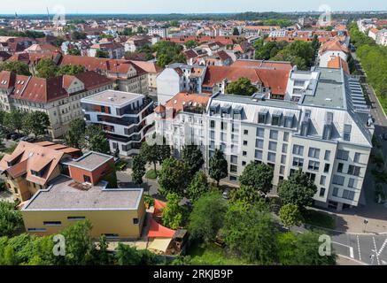 Leipzig, Allemagne. 23 août 2023. Vue des bâtiments résidentiels de différentes époques à Altenburger Straße à l'angle de Kurt-Eisner-Straße dans le sud de Leipzig. Crédit : Jan Woitas/dpa/Alamy Live News Banque D'Images