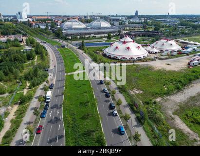 Leipzig, Allemagne. 23 août 2023. Vue le long de Kurt-Eisner-Strasse au sud de Leipzig jusqu'à Semmelweißbrücke et Kohlrabizirkus, un ancien marché de gros. Le corps de route offre de l'espace pour une piste de tramway séparée possible. Crédit : Jan Woitas/dpa/Alamy Live News Banque D'Images