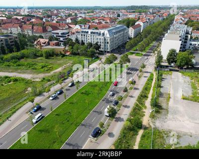 Leipzig, Allemagne. 23 août 2023. Kurt-Eisner-Strasse dans le sud de Leipzig. Le corps de route offre de l'espace pour une piste de tramway séparée possible. Crédit : Jan Woitas/dpa/Alamy Live News Banque D'Images