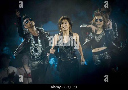 Bildnummer : 56086830 Datum : 23.09.2011 Copyright : imago/Xinhua (110924) -- HONG KONG, 24 septembre 2011 (Xinhua) -- la chanteuse de Hong Kong Sandy Lam (C) se produit à son concert solo à Hong Kong, dans le sud de la Chine, le 23 septembre 2011. (Xinhua/lui sui Wai) (lfj) CHINA-HONG KONG-SANDY LAM-SOLO CONCERT (CN) PUBLICATIONxNOTxINxCHN People Entertainment Musik Aktion xda x0x 2011 quer 56086830 Date 23 09 2011 Copyright Imago XINHUA Hong Kong sept 24 2011 la chanteuse DE XINHUA Hong Kong Sandy LAM C se produit À son concert solo à Hong Kong Chine du Sud sept 23 2011 XINHUA lui SUI Wai Chine Hong Kong Sandy LAM Solo Conce Banque D'Images