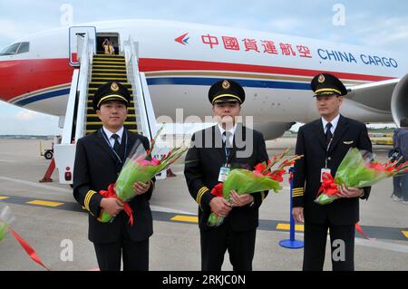 Bildnummer : 56087310 Datum : 23.09.2011 Copyright : imago/Xinhua (110924) -- ST. LOUIS, 24 septembre 2011 (Xinhua) -- des membres d'équipage posent pour des photos après qu'un vol cargo en provenance de Chine ait atterri à l'aéroport international Lambert à St. Louis, États-Unis, 23 septembre 2011. Le premier vol cargo en provenance de Chine qui a décollé de Shanghai a atterri dans l'état du Missouri s St. Aéroport international Louis Lambert vendredi, marquant l'établissement d'un lien entre le hub financier de la Chine et le cœur des États-Unis. (Xinhua/Zhang Baoping) U.S.-ST. VOL LOUIS-SHANGHAI-CARGO PUBLICATIONxNOTxINxCHN Wirtschaft Verkeh Banque D'Images