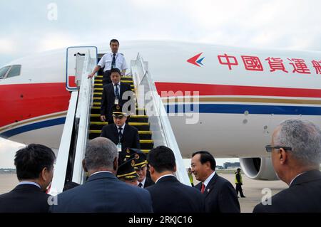 Bildnummer : 56087309 Datum : 23.09.2011 Copyright : imago/Xinhua (110924) -- ST. LOUIS, 24 septembre 2011 (Xinhua) -- l'équipage quitte son poste après qu'un vol cargo en provenance de Chine ait atterri à l'aéroport international Lambert à St.. Louis, États-Unis, 23 septembre 2011. Le premier vol cargo en provenance de Chine qui a décollé de Shanghai a atterri dans l'état du Missouri s St. Aéroport international Louis Lambert vendredi, marquant l'établissement d'un lien entre le hub financier de la Chine et le cœur des États-Unis. (Xinhua/Zhang Baoping) U.S.-ST. VOL LOUIS-SHANGHAI-CARGO PUBLICATIONxNOTxINxCHN Wirtschaft Verkehr Luftfahrt Flugv Banque D'Images